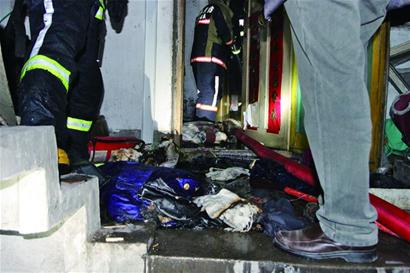 深夜起火老太拖出癱老伴 深夜起火老太拖出癱老伴