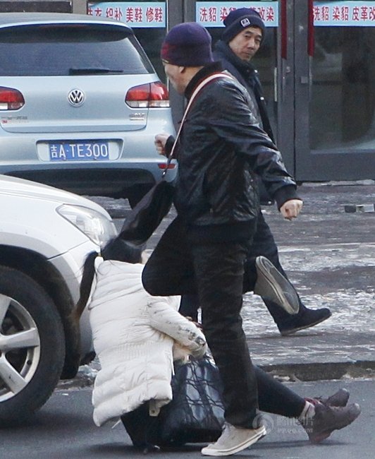 長(zhǎng)春街頭男子暴打女子 路人無(wú)人施救