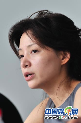 董卿臺下緊張背詞罕見工作照 看其全版素顏照