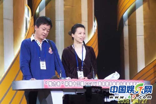 董卿臺(tái)下緊張背詞罕見工作照 看其全版素顏照