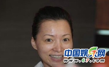 董卿臺(tái)下緊張背詞罕見工作照 看其全版素顏照