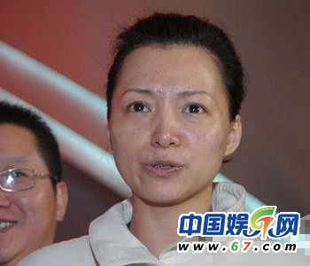 董卿臺(tái)下緊張背詞罕見(jiàn)工作照 看其全版素顏照