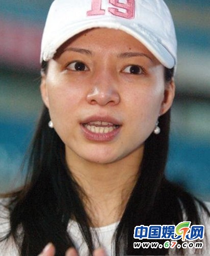 董卿臺(tái)下緊張背詞罕見(jiàn)工作照 看其全版素顏照