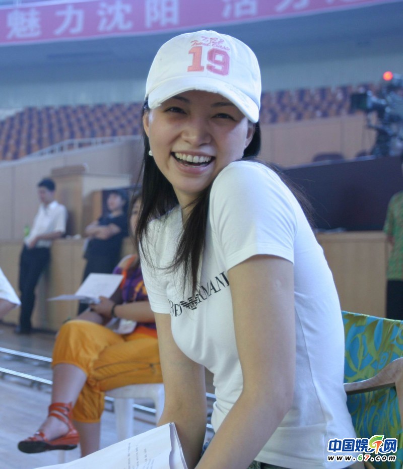 董卿臺(tái)下緊張背詞罕見(jiàn)工作照 看其全版素顏照