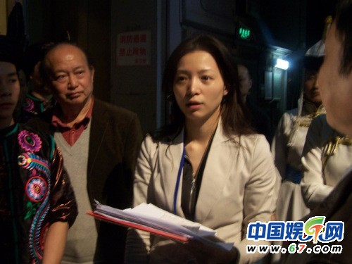 董卿臺下緊張背詞罕見工作照 看其全版素顏照