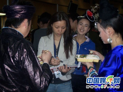 董卿臺(tái)下緊張背詞罕見工作照 看其全版素顏照