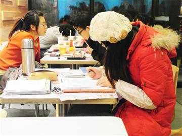 學(xué)校自習(xí)室一座難求 學(xué)生帶毛毯占領(lǐng)快餐店 學(xué)校自習(xí)室一座難求 學(xué)生帶毛毯占領(lǐng)快餐店