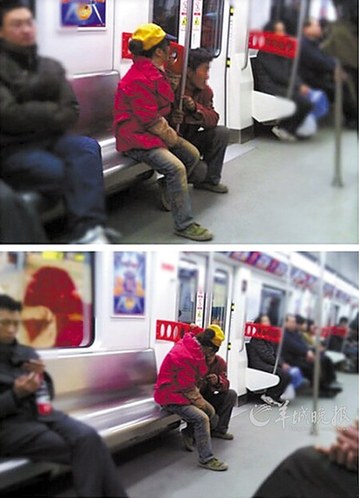 農(nóng)民工擔心弄臟座椅蹲在地鐵門口