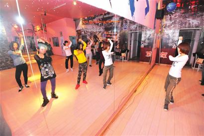 員工為年會博老板一笑絞盡腦汁 自掏3000元學(xué)騎馬舞 員工為年會博老板一笑絞盡腦汁 自掏3000元學(xué)騎馬舞