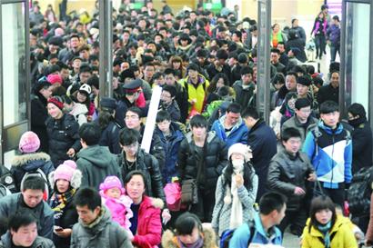 青島火車站迎來學生客流高峰