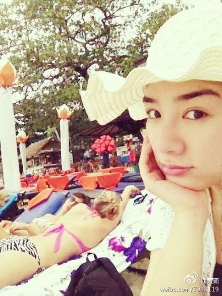 黃奕海灘曬太陽，身邊外國美女泄露所處海外