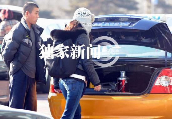 湯唯獨(dú)自回京無(wú)人接機(jī) 微笑回應(yīng)偷拍記者毫無(wú)星架