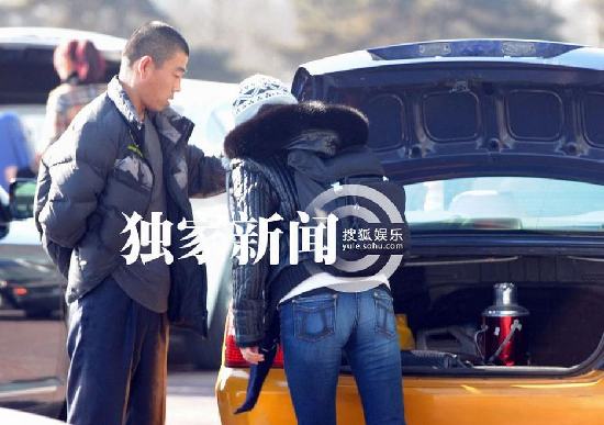 湯唯獨自回京無人接機(jī) 微笑回應(yīng)偷拍記者毫無星架