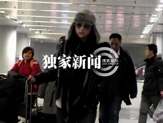 湯唯獨(dú)自回京無人接機(jī) 微笑回應(yīng)偷拍記者毫無星架