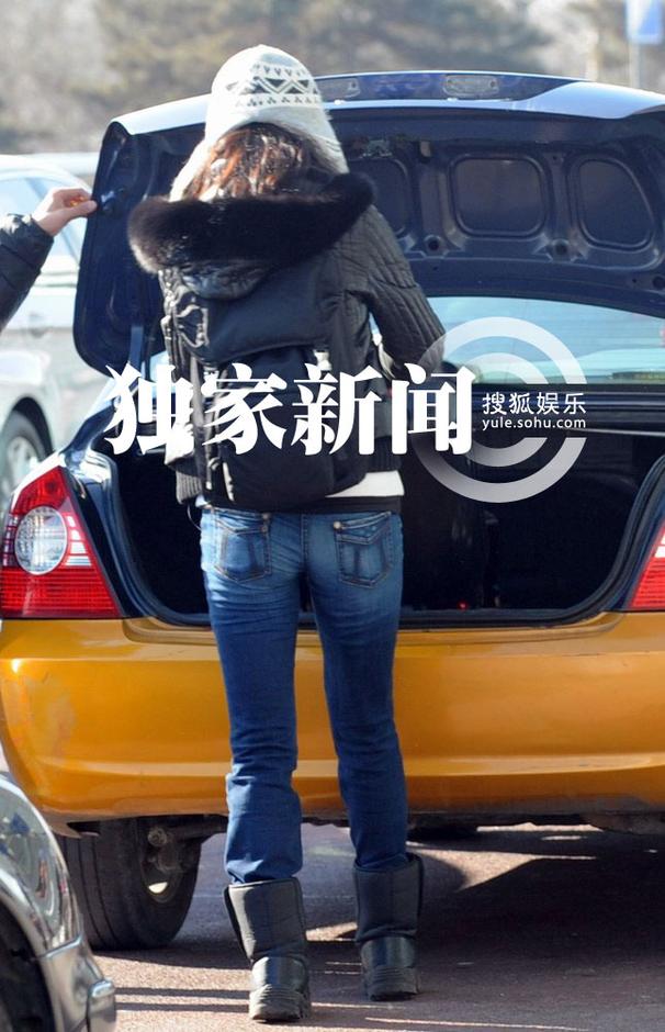 湯唯獨自回京無人接機 微笑回應(yīng)偷拍記者毫無星架