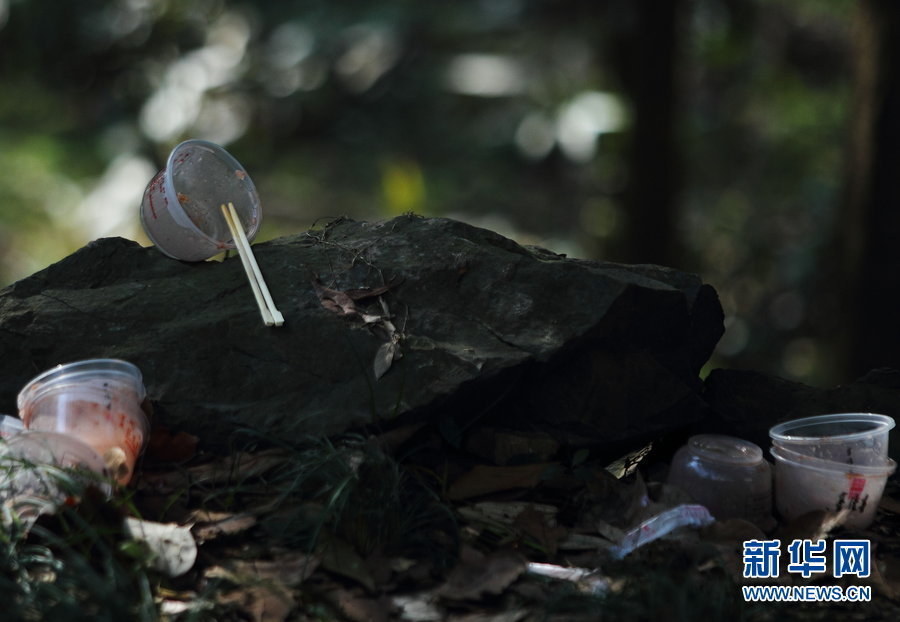 杭州免費(fèi)喝粥點(diǎn)變垃圾點(diǎn) 現(xiàn)場一片狼藉