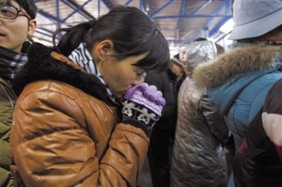 昨日，北京西站北廣場，一名女士正在等候進站。實習(xí)生