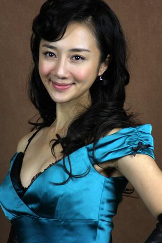 李依曉的身影遍布熒屏，以清新、甜美的姿態(tài)迅速走進(jìn)人們的視野，為觀眾所熟知、喜愛。