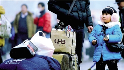 昨天上午，一名隨家長回老家的小女孩在等候進(jìn)站。