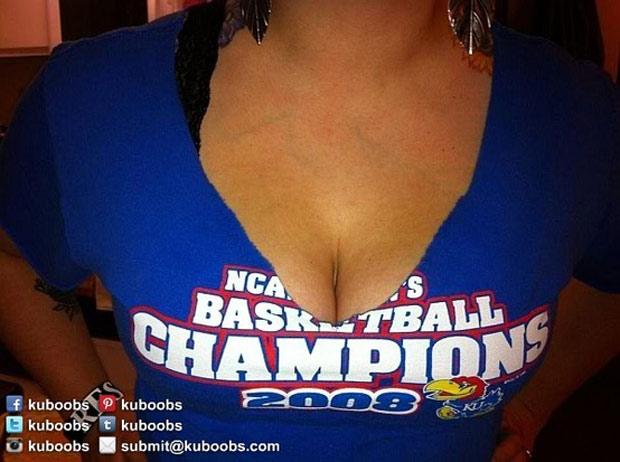 美大學(xué)生曬乳溝激勵球隊(duì) 眾人效仿豪乳“琳瑯滿目”