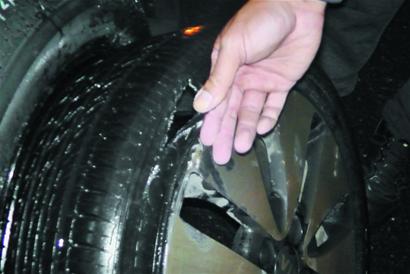 馬路擺“符號(hào)陣”陷害16輛車 馬路擺“符號(hào)陣”陷害16輛車