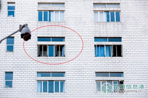 事發(fā)現(xiàn)場502（紅圈內(nèi)）的窗戶還開著。記者張玉杰\攝