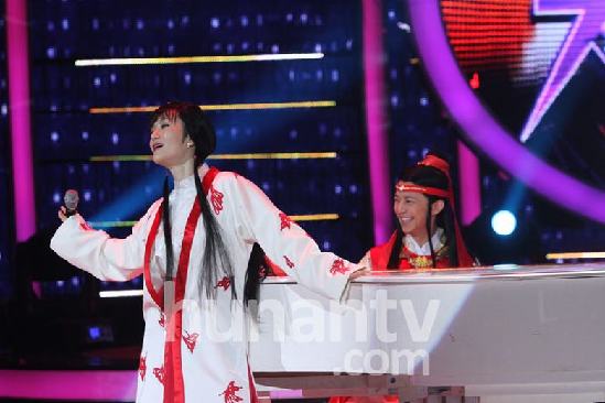 謝娜何炅玩搖滾版《紅樓夢(mèng)》 坡姐帶黑超一秒變搖滾林黛玉