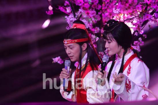 謝娜何炅玩搖滾版《紅樓夢(mèng)》 坡姐帶黑超一秒變搖滾林黛玉