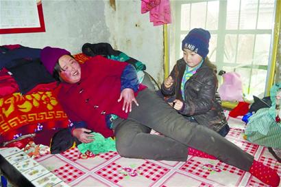 10歲貧家娃撐起一個(gè)家 10歲貧家娃撐起一個(gè)家