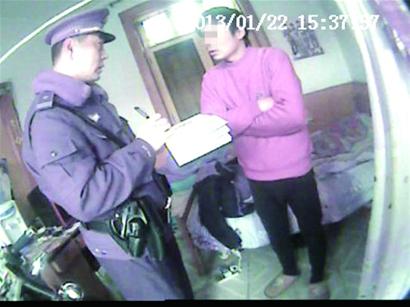 失戀小伙閉門輕生 民警破門踢飛其手中刀 失戀小伙閉門輕生 民警破門踢飛其手中刀