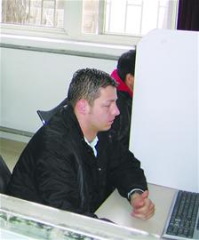 交規(guī)題摸不著門道考得老外也直撓頭 交規(guī)題摸不著門道考得老外也直撓頭