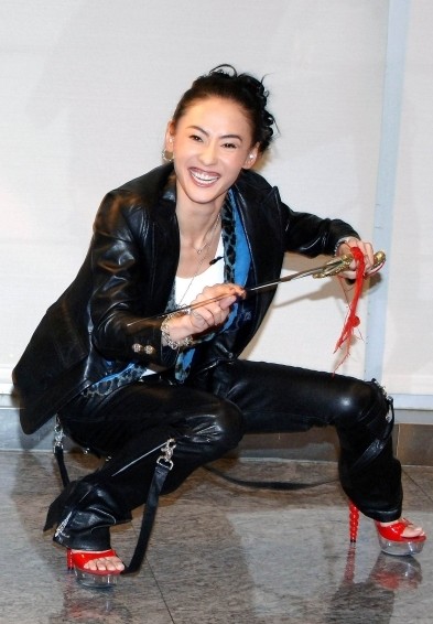 明星為愛(ài)瘋狂舉動(dòng)：張柏芝搏命賺錢養(yǎng)男友 陳紅險(xiǎn)自殺