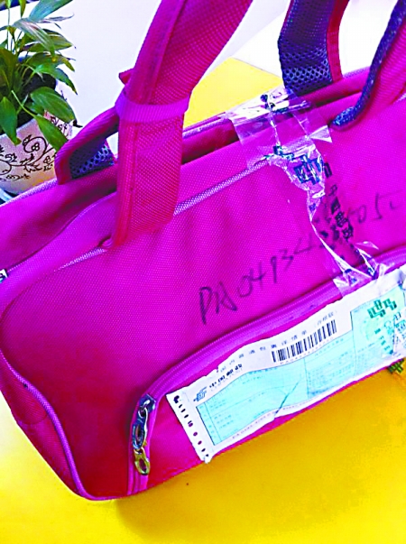 劉希夢收到的包包被寫上了快遞單號 受訪者供圖