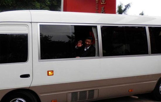 習(xí)近平在廣東視察時(shí)開窗向群眾招手示意 習(xí)近平在廣東視察時(shí)開窗向群眾招手示意