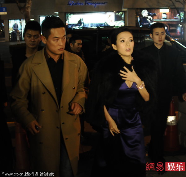 章子怡衣襟大開(kāi)秀事業(yè)線