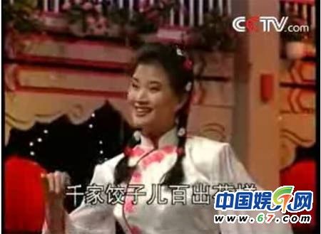 宋祖英確認(rèn)加盟蛇年春晚 連登24屆春晚造型大回顧(組圖)