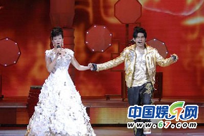 宋祖英確認加盟蛇年春晚 連登24屆春晚造型大回顧(組圖)