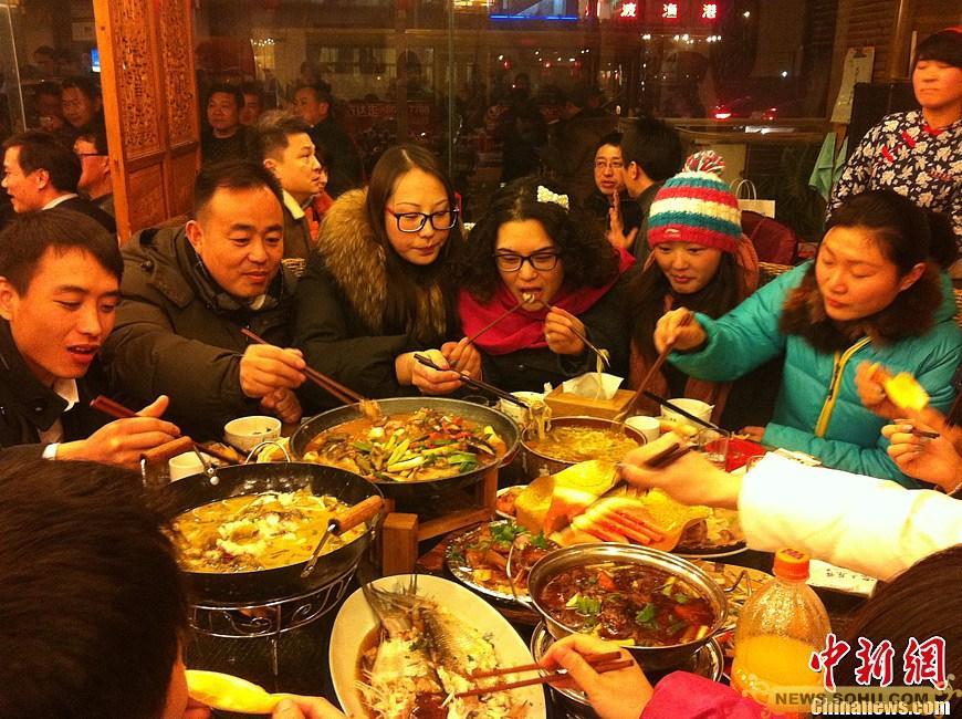 陳光標率員工吃酒店剩飯 每人發(fā)雙筷子