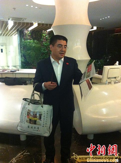 陳光標率員工吃酒店剩飯 每人發(fā)雙筷子