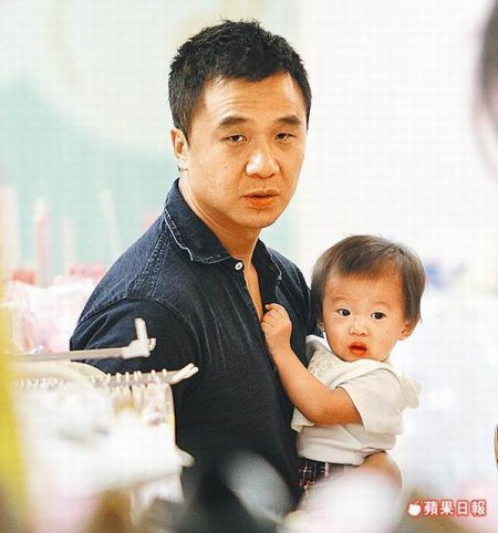 林嘉欣老公袁劍偉（左）相當(dāng)呵護(hù)女兒Kayla。