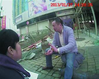 不好！他左手拿火機 右手抱煤氣罐