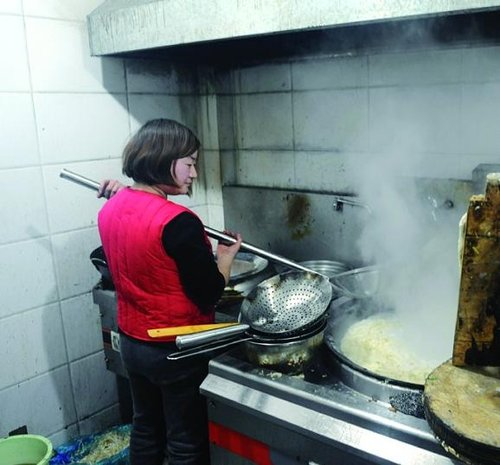 鄭州“全城吃面”：幫患癌店主籌集手術費(圖)