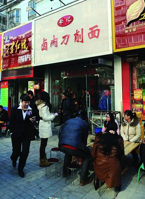 鄭州“全城吃面”：幫患癌店主籌集手術費(圖)