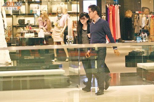 周慧敏在一名男公關(guān)陪同下離開名店 周慧敏在一名男公關(guān)陪同下離開名店