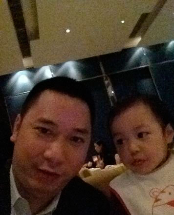 趙薇攜小四月與王菲兩女就餐 “三姐妹”一見如故