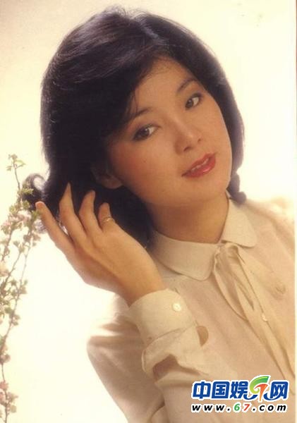 鄧麗君誕辰60周年 不愛紅妝愛軍裝重溫昔日美艷照