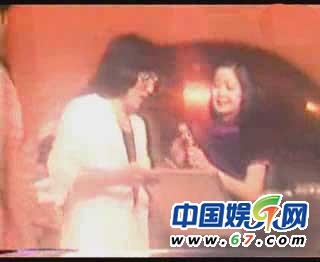 鄧麗君誕辰60周年 不愛(ài)紅妝愛(ài)軍裝重溫昔日美艷照