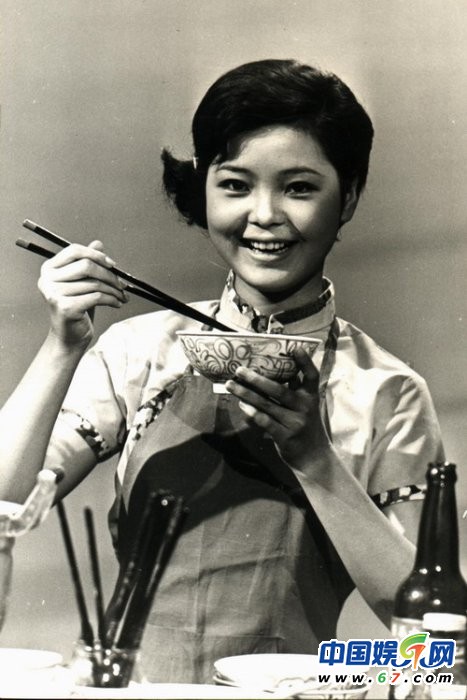 鄧麗君誕辰60周年 不愛紅妝愛軍裝重溫昔日美艷照