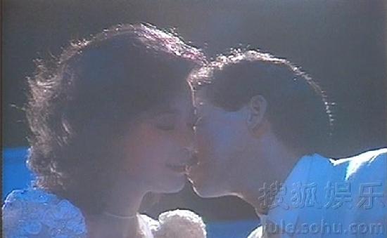 鄧麗君誕辰60周年 不愛(ài)紅妝愛(ài)軍裝重溫昔日美艷照