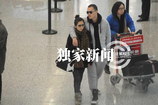 追星：孫儷獨抱愛子父親接機 何潔被“鎖喉”秀恩愛柴靜黑臉離京